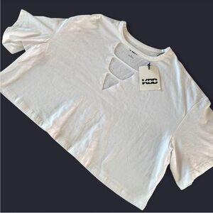 ✨ 3 for $20 ✨NWT White Cut-Out V-neck Stylish Casual Crop Top Women’s Size Large